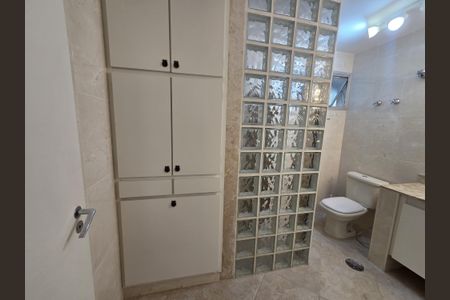 Apartamento à venda com 196m², 4 quartos e 2 vagasBanheiro 
