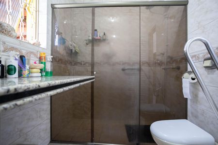 Casa à venda com 303m², 4 quartos e 6 vagasBanheiro social 