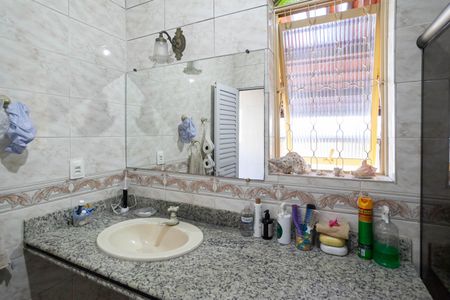 Casa à venda com 303m², 4 quartos e 6 vagasBanheiro social 