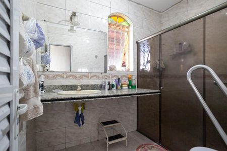 Casa à venda com 303m², 4 quartos e 6 vagasBanheiro social 