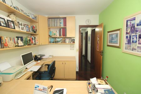 Apartamento à venda com 145m², 4 quartos e 2 vagasQuarto 2