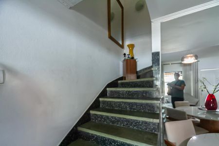 Casa para alugar com 110m², 2 quartos e 2 vagasEscada