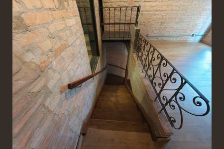 Casa para alugar com 230m², 2 quartos e 1 vaga Casa para alugar com 230m², 2 quartos e 1 vagaEscada