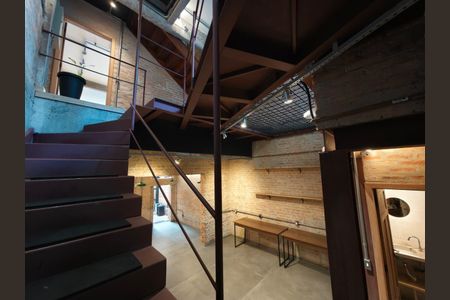 Casa para alugar com 230m², 2 quartos e 1 vaga Casa para alugar com 230m², 2 quartos e 1 vagaEscada