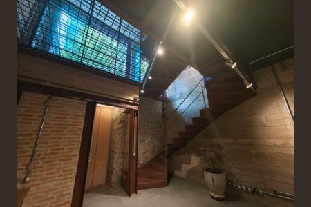 Casa para alugar com 230m², 2 quartos e 1 vaga Casa para alugar com 230m², 2 quartos e 1 vagaEscada