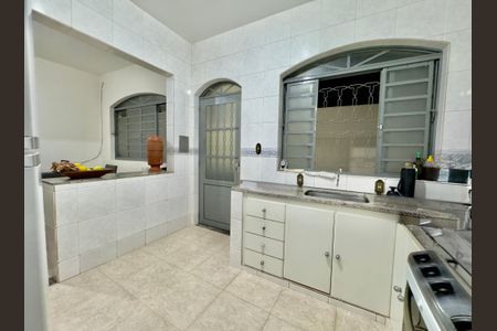 Casa à venda com 3 quartos, 119m² em Califórnia, Belo Horizonte