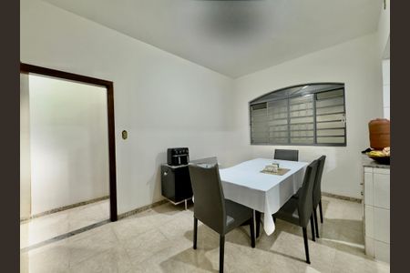 Casa à venda com 3 quartos, 119m² em Califórnia, Belo Horizonte