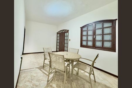 Casa à venda com 3 quartos, 119m² em Califórnia, Belo Horizonte