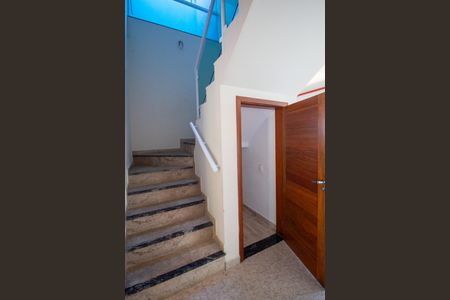 Casa de condomínio para alugar com 212m², 3 quartos e 3 vagasEscada