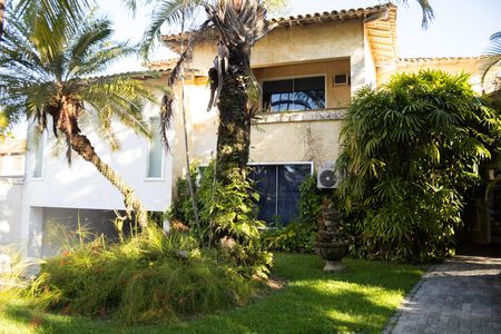 Casa de condomínio para alugar com 1200m², 8 quartos e 5 vagas Casa de condomínio para alugar com 1200m², 8 quartos e 5 vagasFachada