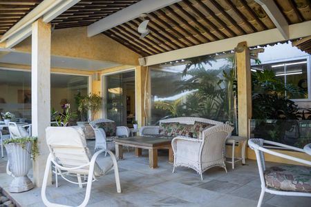 Casa de condomínio para alugar com 1200m², 8 quartos e 5 vagas Casa de condomínio para alugar com 1200m², 8 quartos e 5 vagasVaranda