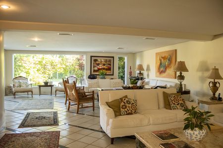 Sala de casa de condomínio para alugar com 8 quartos, 1200m² em Barra da Tijuca, Rio de Janeiro