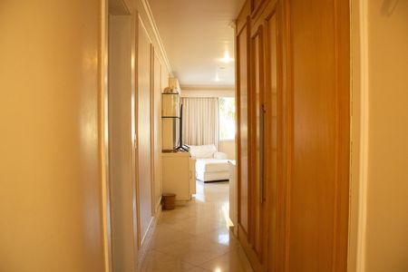 Casa de condomínio para alugar com 1200m², 8 quartos e 5 vagas Casa de condomínio para alugar com 1200m², 8 quartos e 5 vagasCorredor