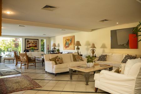 Sala de casa de condomínio para alugar com 8 quartos, 1200m² em Barra da Tijuca, Rio de Janeiro