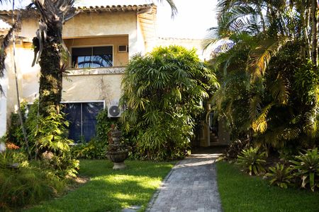 Casa de condomínio para alugar com 1200m², 8 quartos e 5 vagas Casa de condomínio para alugar com 1200m², 8 quartos e 5 vagasFachada