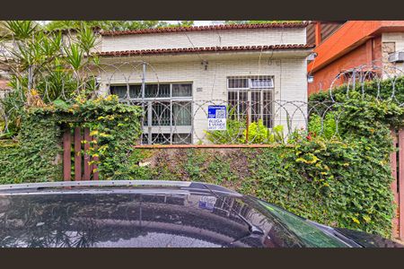 Casa para alugar com 153m², 2 quartos e 2 vagasFachada casa com placa