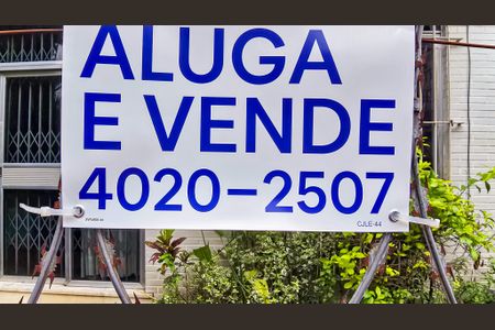 Casa para alugar com 153m², 2 quartos e 2 vagasFachada casa com placa