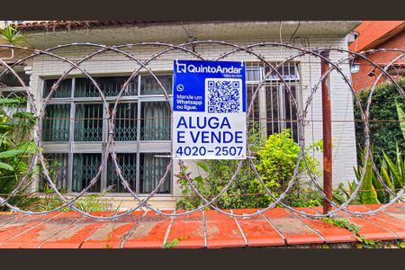 Casa para alugar com 153m², 2 quartos e 2 vagasFachada casa com placa