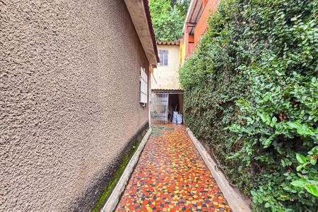 Casa para alugar com 153m², 2 quartos e 2 vagasCorredor garagem 