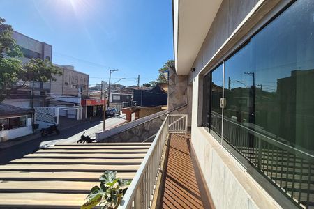 Casa para alugar com 200m², 3 quartos e 4 vagas Casa para alugar com 200m², 3 quartos e 4 vagasVaranda