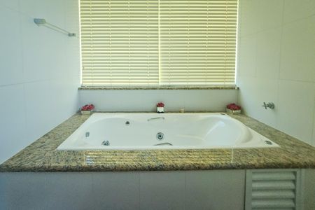Casa de condomínio para alugar com 450m², 4 quartos e 4 vagas