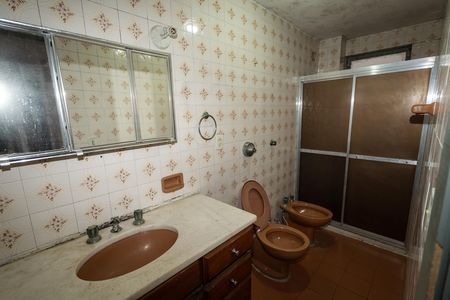 Banheiro de apartamento para alugar com 2 quartos, 77m² em Passo D’areia, Porto Alegre
