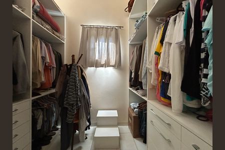 Casa de condomínio para alugar com 284m², 4 quartos e 3 vagas Casa de condomínio para alugar com 284m², 4 quartos e 3 vagasSuíte closet