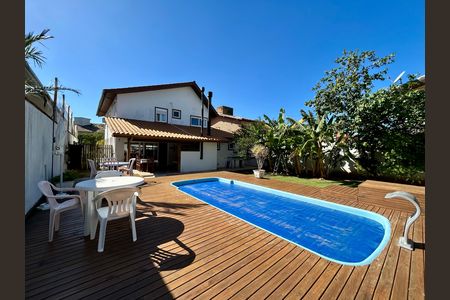 Casa de condomínio para alugar com 284m², 4 quartos e 3 vagas Casa de condomínio para alugar com 284m², 4 quartos e 3 vagasPiscina