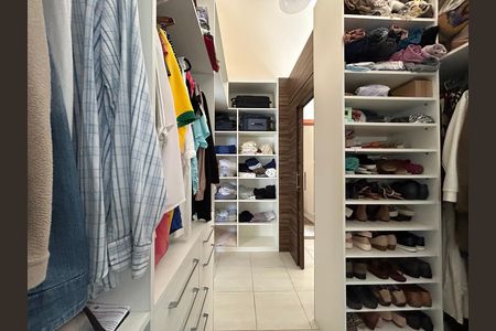 Casa de condomínio para alugar com 284m², 4 quartos e 3 vagas Casa de condomínio para alugar com 284m², 4 quartos e 3 vagasSuíte closet