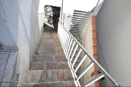 Casa para alugar com 80m², 2 quartos e sem vagaEscada de acesso
