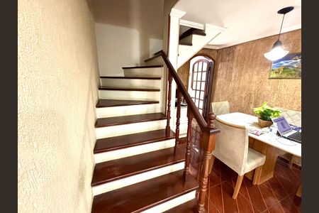 Casa para alugar com 120m², 2 quartos e 3 vagasEscada