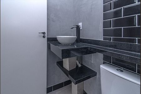 banheiro social_3 de apartamento para alugar com 2 quartos, 40m² em Vila Nair, São Paulo