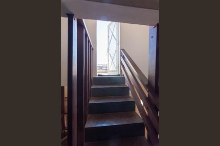 Casa à venda com 234m², 3 quartos e 5 vagas Casa à venda com 234m², 3 quartos e 5 vagasEscada Terraço