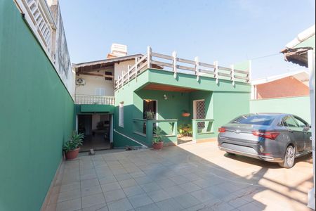 Casa à venda com 234m², 3 quartos e 5 vagas Casa à venda com 234m², 3 quartos e 5 vagasFachada