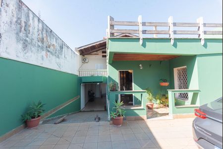 Casa à venda com 234m², 3 quartos e 5 vagas Casa à venda com 234m², 3 quartos e 5 vagasFachada