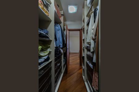 Apartamento à venda com 210m², 4 quartos e 3 vagas Apartamento à venda com 210m², 4 quartos e 3 vagasCloset Suíte 3