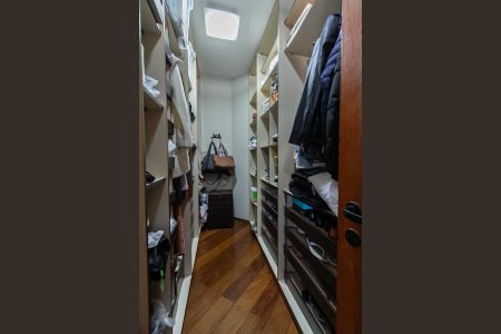 Apartamento à venda com 210m², 4 quartos e 3 vagas Apartamento à venda com 210m², 4 quartos e 3 vagasCloset Suíte 3