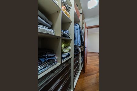 Apartamento à venda com 210m², 4 quartos e 3 vagas Apartamento à venda com 210m², 4 quartos e 3 vagasCloset Suíte 3