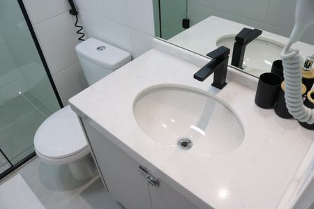 Banheiro de kitnet/studio para alugar com 1 quarto, 26m² em Água Branca, São Paulo