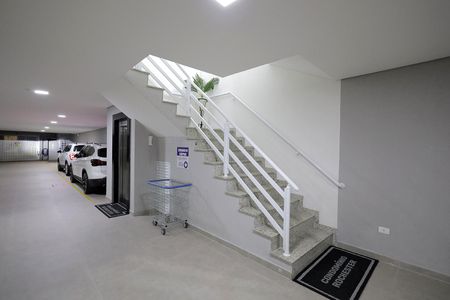 Apartamento à venda com 100m², 3 quartos e 2 vagas Apartamento à venda com 100m², 3 quartos e 2 vagasEscada