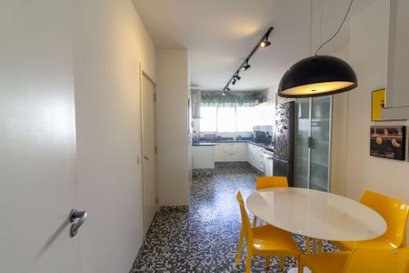 Apartamento à venda com 180m², 2 quartos e 2 vagasCozinha