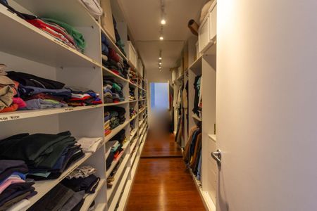 Apartamento à venda com 180m², 2 quartos e 2 vagasCloset Suíte 1