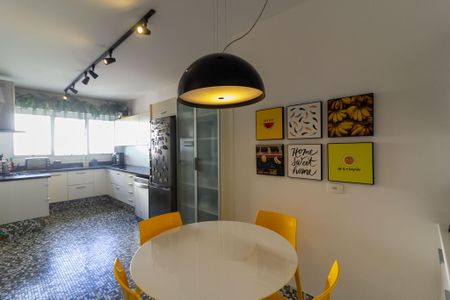 Apartamento à venda com 180m², 2 quartos e 2 vagasCozinha