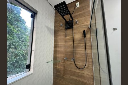 Casa de condomínio para alugar com 400m², 4 quartos e 2 vagas Casa de condomínio para alugar com 400m², 4 quartos e 2 vagasBanheiro da Suíte 1