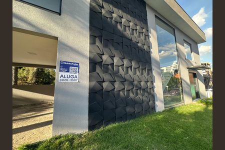 Casa de condomínio para alugar com 400m², 4 quartos e 2 vagas Casa de condomínio para alugar com 400m², 4 quartos e 2 vagasFachada
