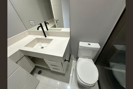 Casa de condomínio para alugar com 400m², 4 quartos e 2 vagas Casa de condomínio para alugar com 400m², 4 quartos e 2 vagasBanheiro da Suíte 2