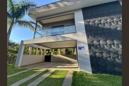 Casa de condomínio para alugar com 400m², 4 quartos e 2 vagas Casa de condomínio para alugar com 400m², 4 quartos e 2 vagasFachada