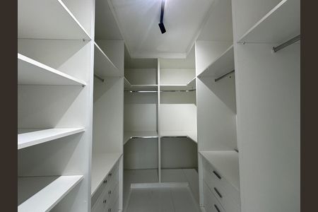 Casa de condomínio para alugar com 400m², 4 quartos e 2 vagas Casa de condomínio para alugar com 400m², 4 quartos e 2 vagasCloset da suíte 1
