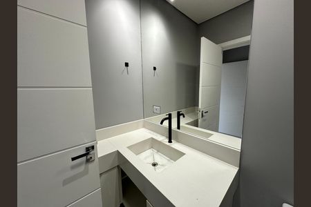 Casa de condomínio para alugar com 400m², 4 quartos e 2 vagas Casa de condomínio para alugar com 400m², 4 quartos e 2 vagasBanheiro da Suíte 2