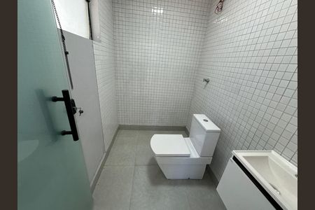 Casa de condomínio para alugar com 400m², 4 quartos e 2 vagas Casa de condomínio para alugar com 400m², 4 quartos e 2 vagasBanheiro 2